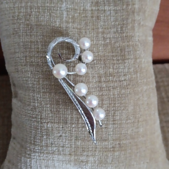 Silver Faux Pearl Brooch - Picture 5 of 7